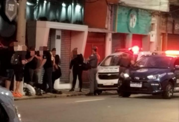  Após sair do mercado, mulher é agredida por morador em situação de rua